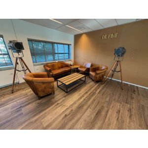 Complete set met bank, stoelen, tafels en lampen (bank072)